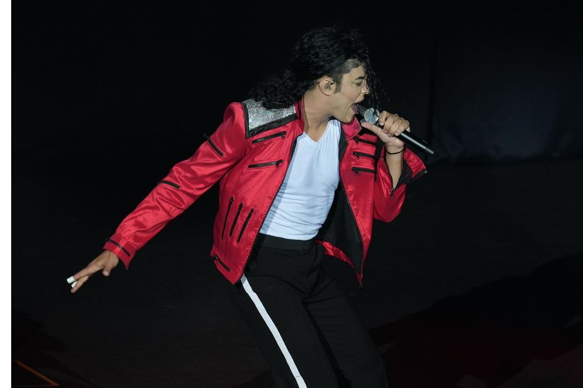 Rodrigo Teaser em turnê mundial, em homenagem a Michael Jackson