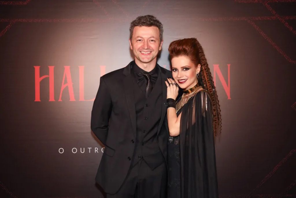 Sandy e o marido Lucas Lima optaram por curtir a festa com um look todo preto