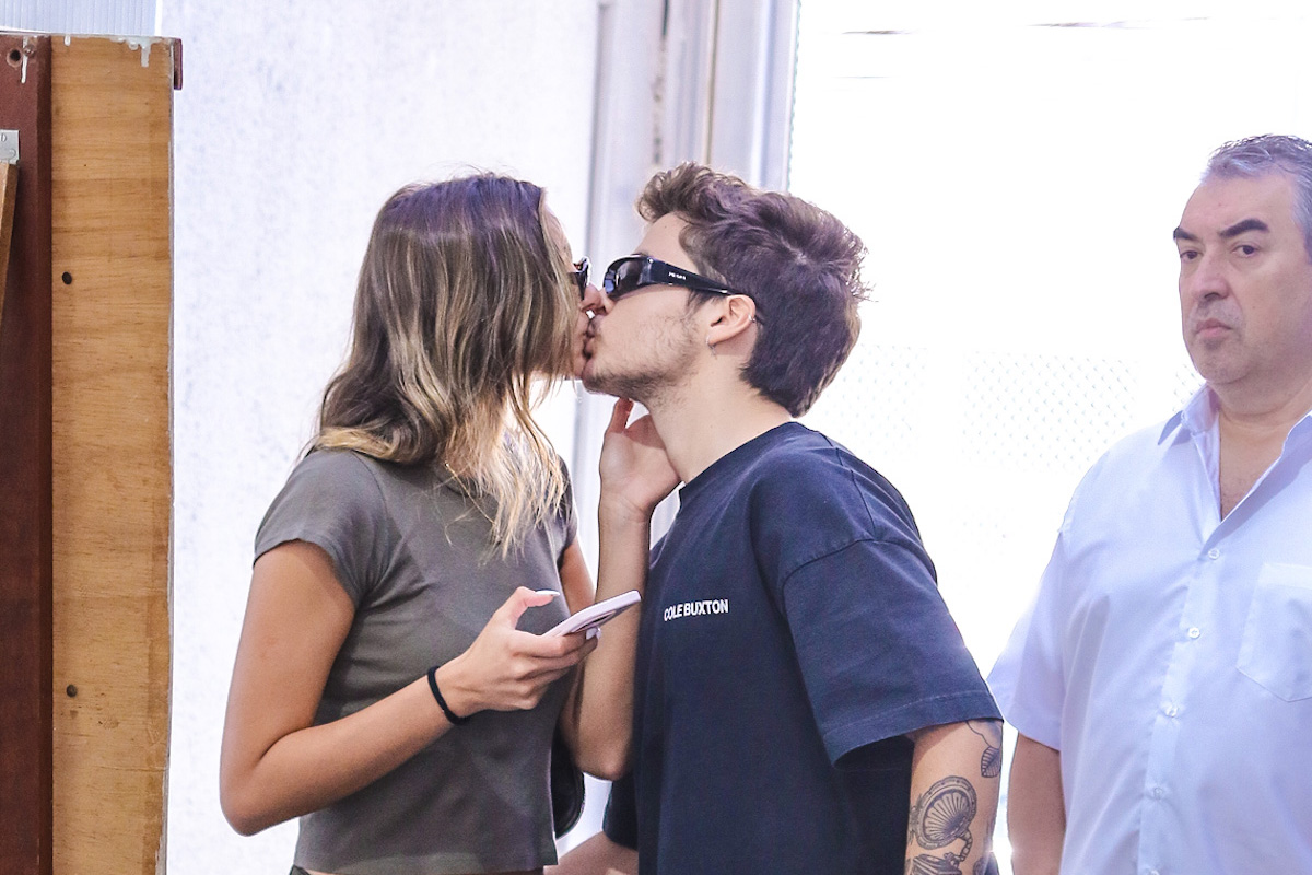 Sasha Meneguel e João Figueiredo trocam beijos antes de votação