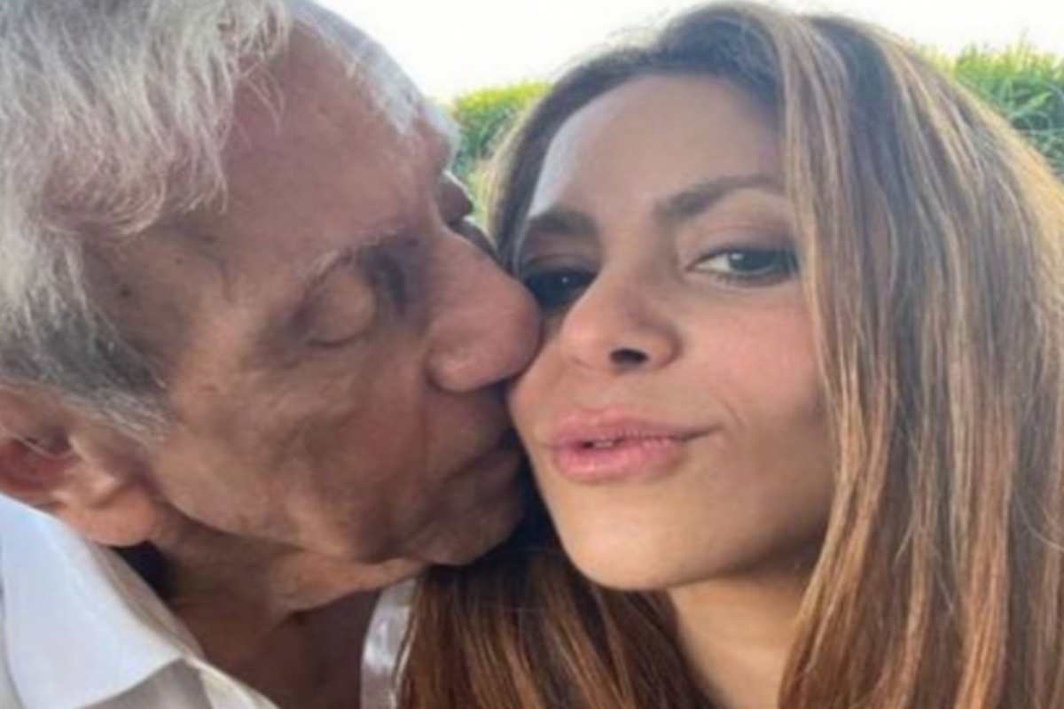 Shakira ganha beijo do pai William Mebarak