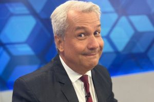 Retrato de Sikêra Júnior segurando o riso