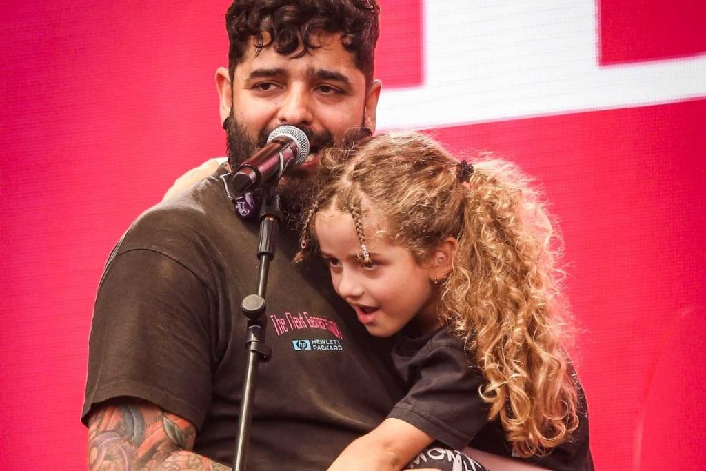 Filha de Lucas Silveira aparecendo no show da banda Fresno no festival Popload