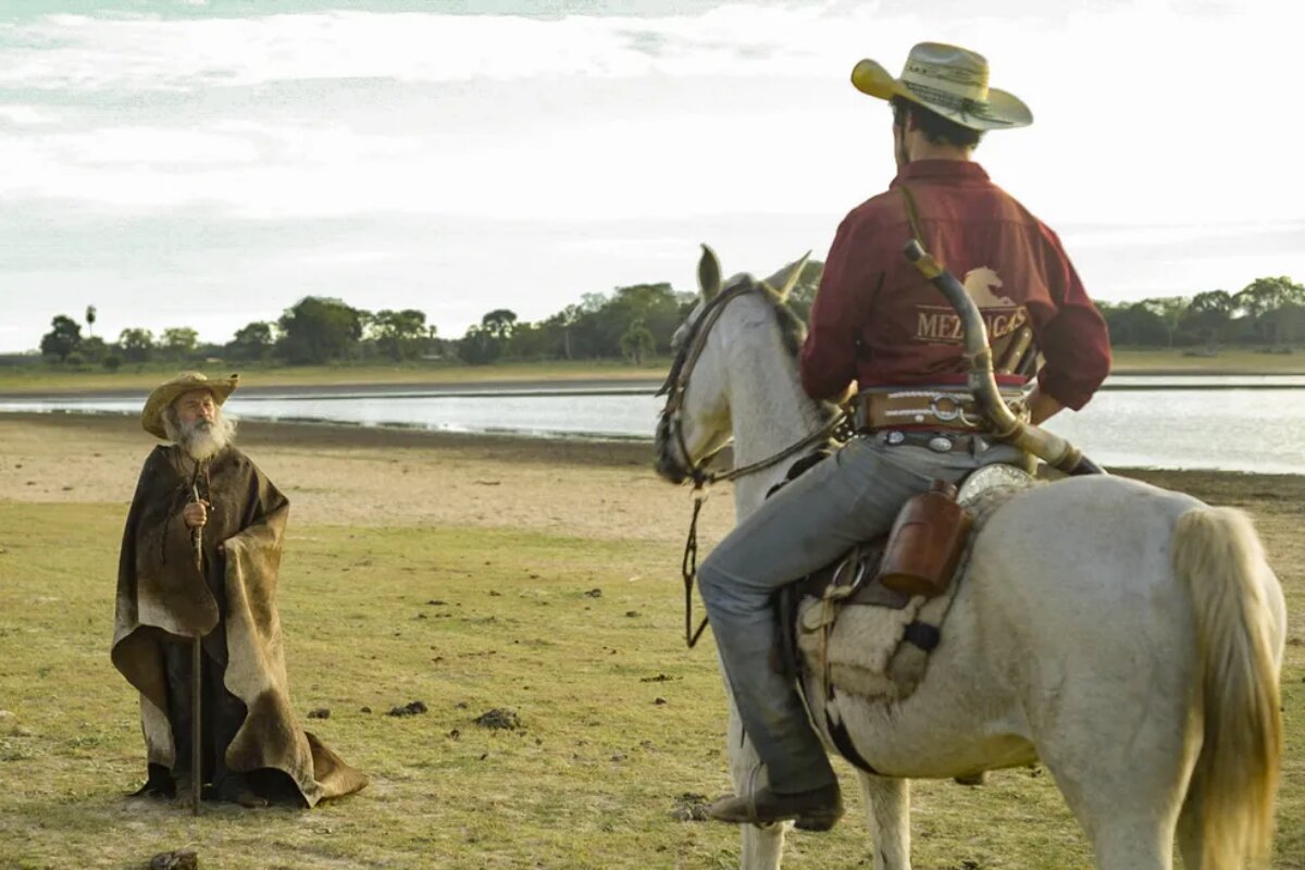 Velho do Rio encontra Tadeu, que está à cavalo, em cena de Pantanal