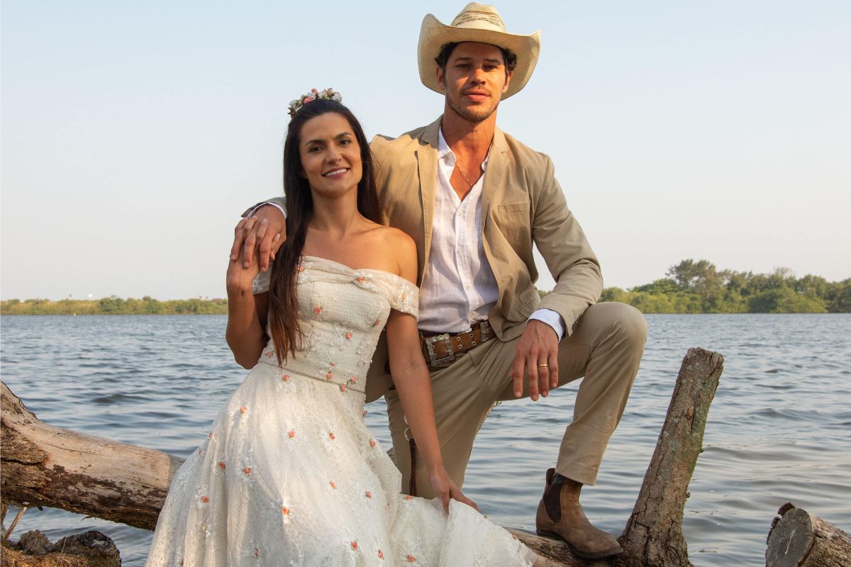 Zefa (Paula Barbosa) e Tadeu (José Loreto) vestidos para casar em Pantanal