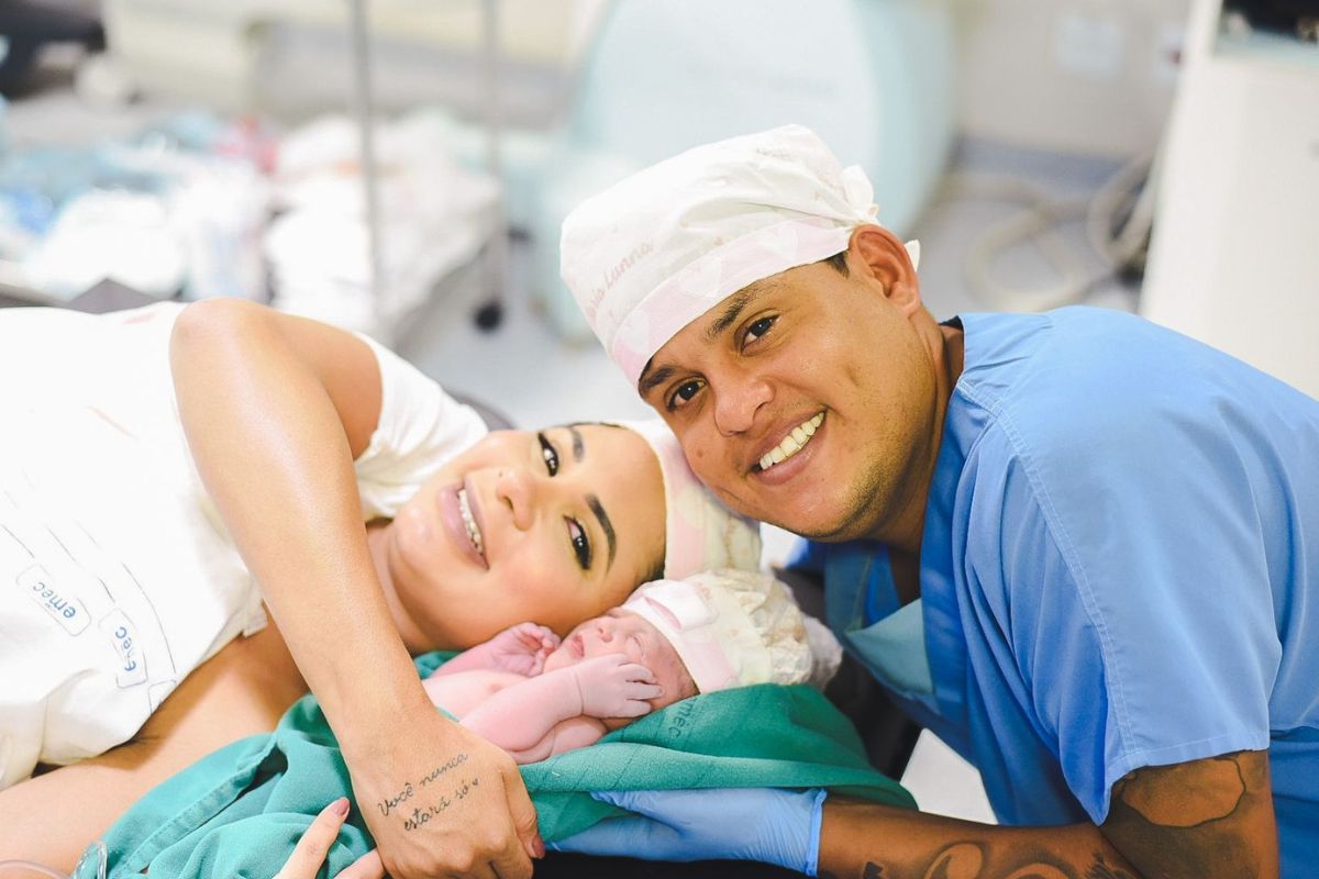 Thiago Aquino na sala de parto com a esposaThayna, acompanhando o nascimento da filha, Maria Lunna