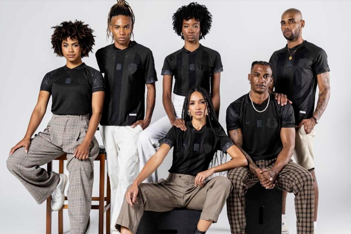 Modelos negros posados com a camisa temática