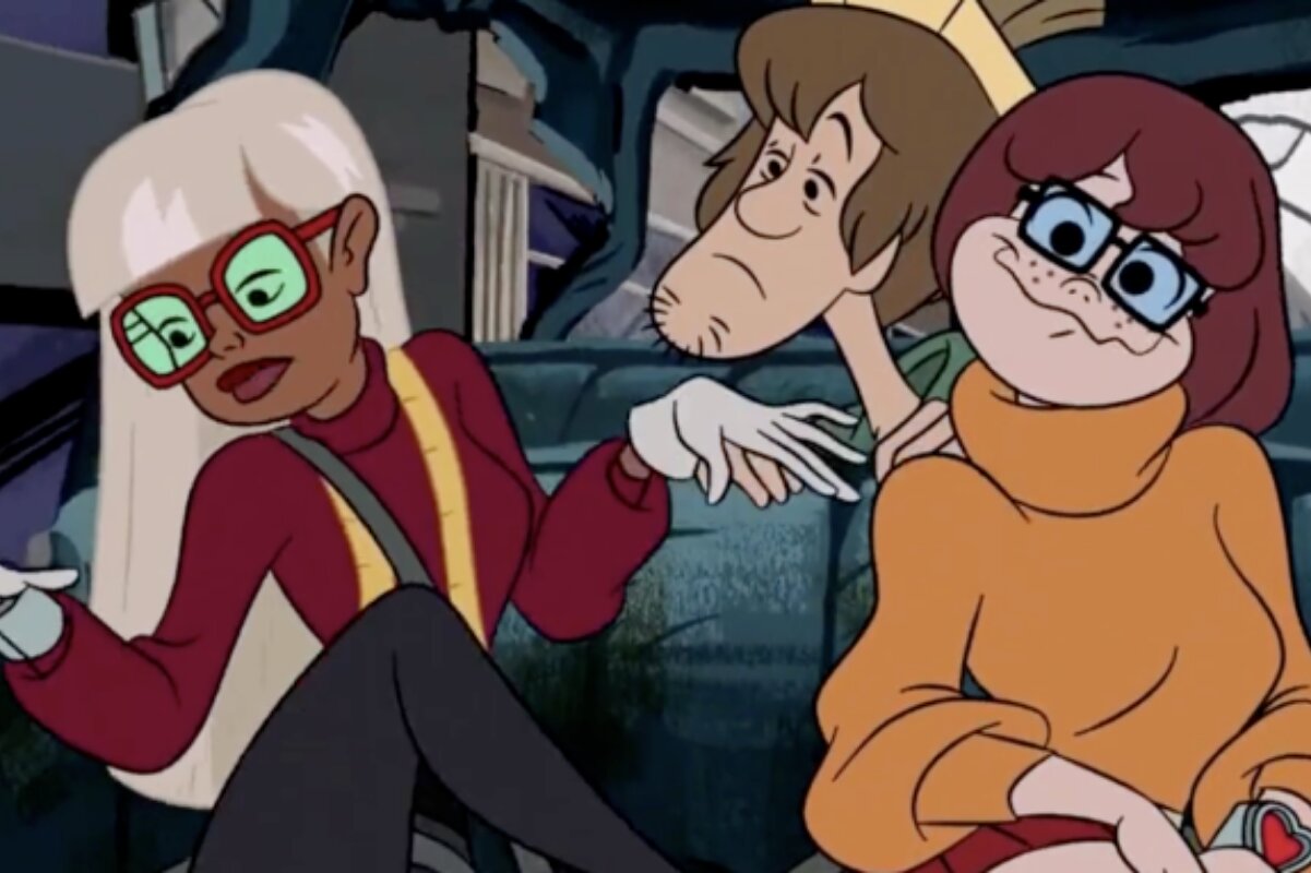 Namorada de Velma, Salsicha e Velma dento de um carro, na animação 'Scooby-Doo'