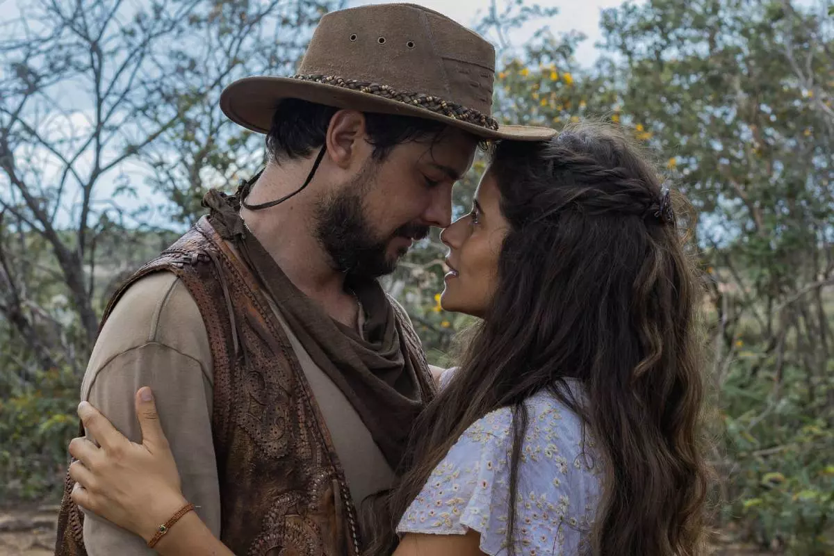 Zé Paulino (Sérgio Guizé) e Candoca (Isadora Cruz) quase se beijando em "Mar do Sertão"