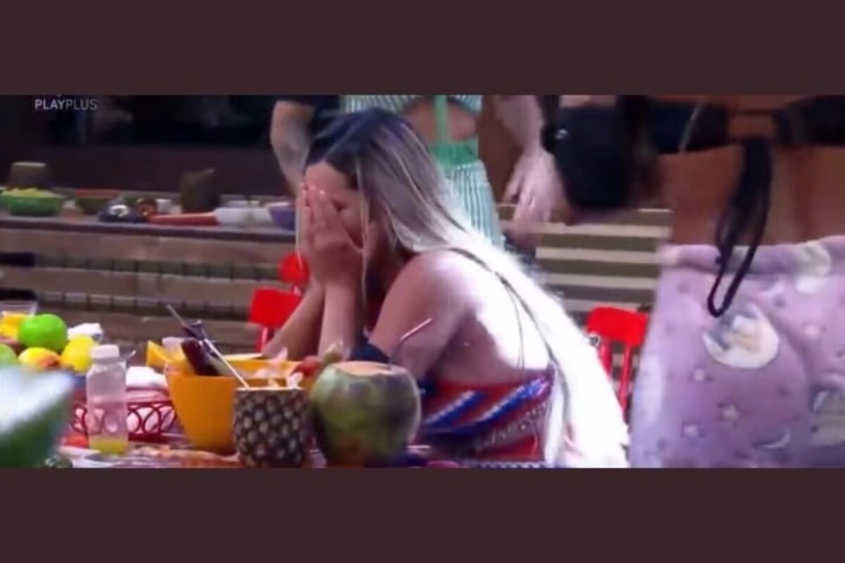 Deolane Bezerra chorando, sentada, na festa de 'A Fazenda 14'