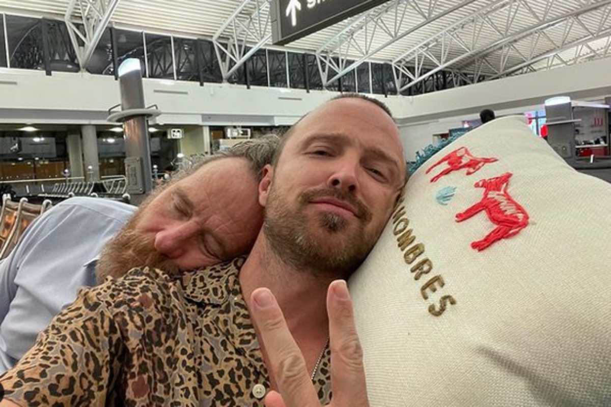 Bryan Cranston dorme no ombro de Aaron Paul em aeroporto
