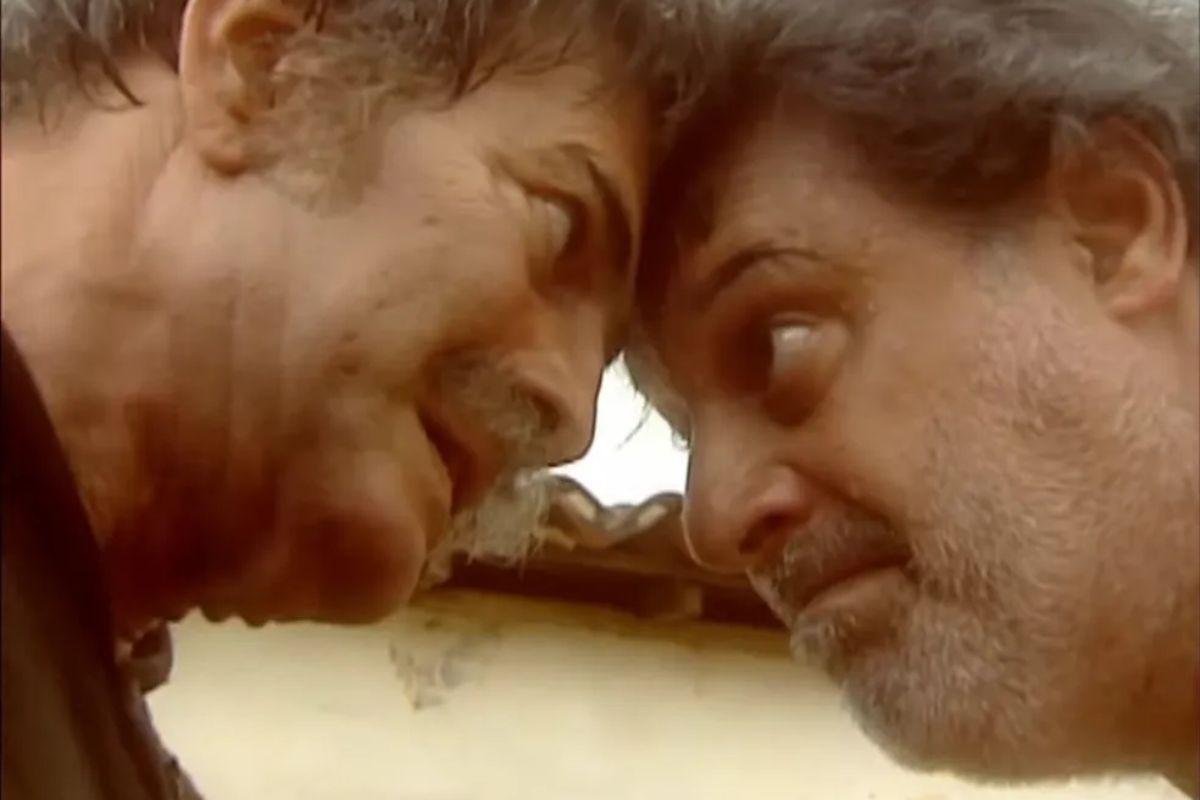 Tarcísio meira e Antônio Fagundes, com a cabeça encostada um no outro em cena de discussão de O Rei do Gado