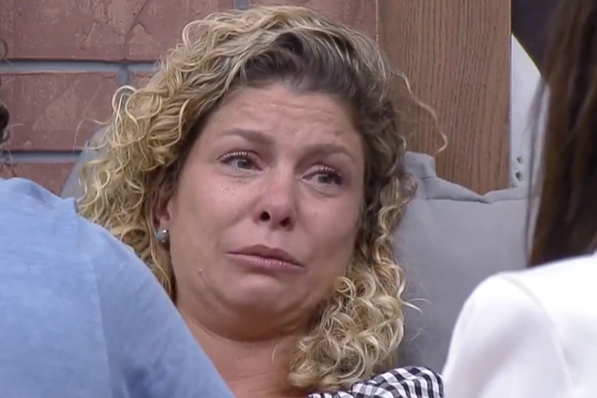 Bárbara Borges chorando em A Fazenda