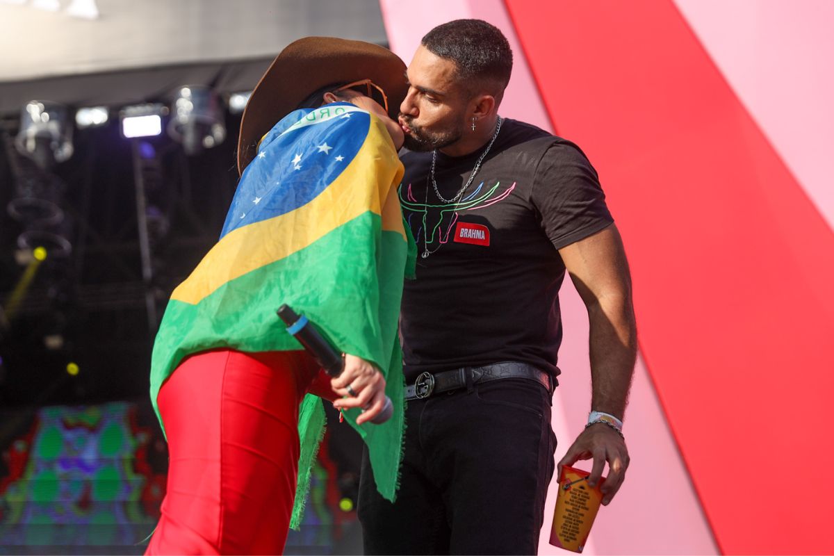 Bil Araújo e Maraisa se beijando durante show do Caldas Country Festival