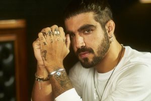 Caio Castro com a pulseira da sua coleção autoral