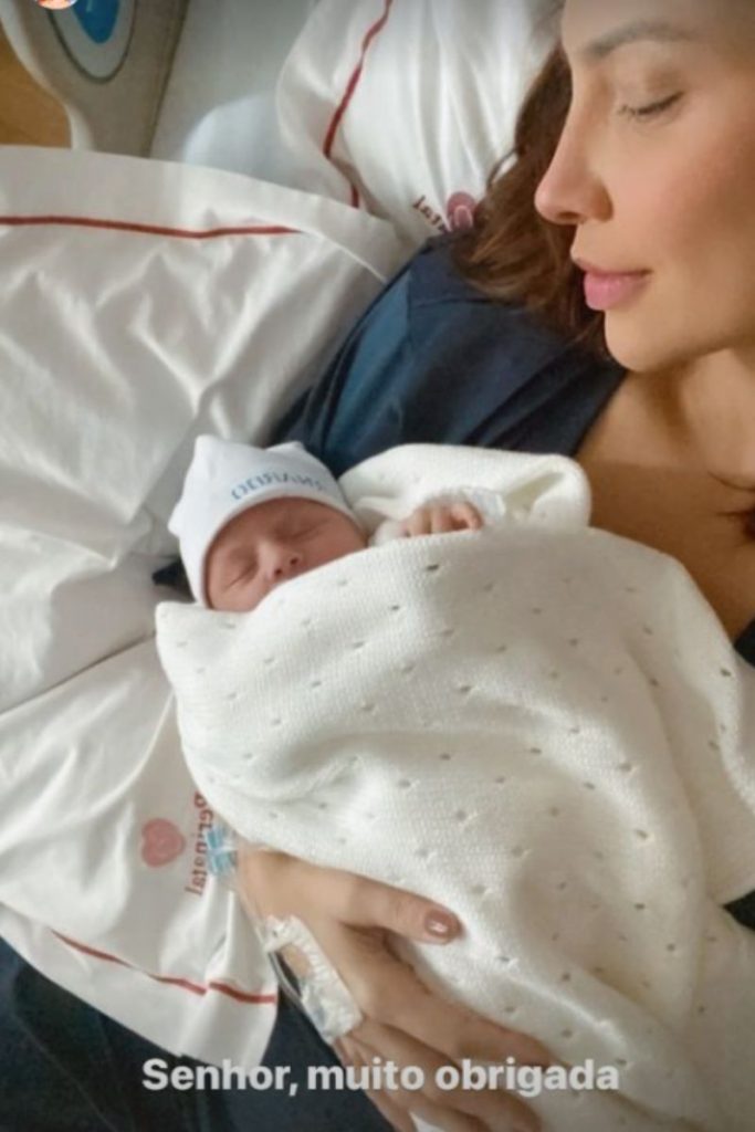 Camila Rodrigues com o primeiro filho, recém nascido, no colo