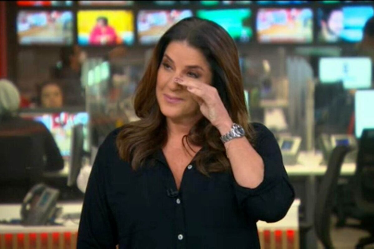 Christiane Pelajo chorando, de camisa preta, no estúdio da GloboNews