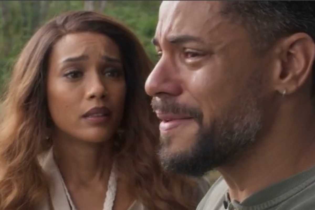 Ítalo (Paulo Lessa) chorando ao encontrar Clarice (Taís Araújo) em Cara e Coragem