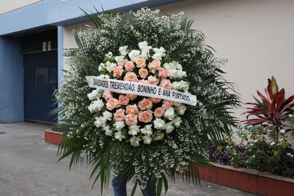 Boninho mandou coroa de flores