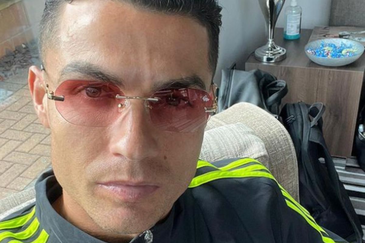 Cristiano Ronaldo em selfie, com óculos de lentes vermelhas