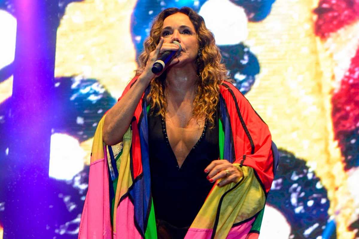 Daniela Mercury com bandeira LGBTQIAPN+ se apresentando no Village Betano