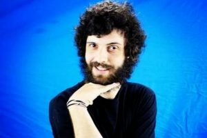 Diogo Defante de camisa preta, mão o queixo, expressão de deboche