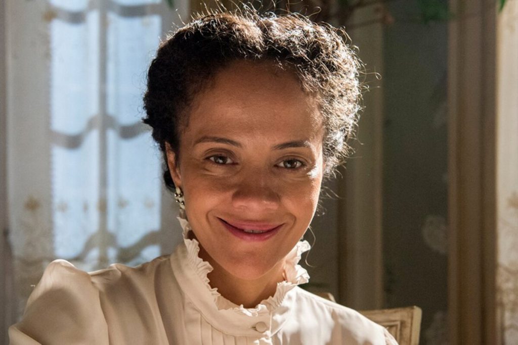 Aline Borges caracterizada como Dra. Selma, em 'Éramos seis'