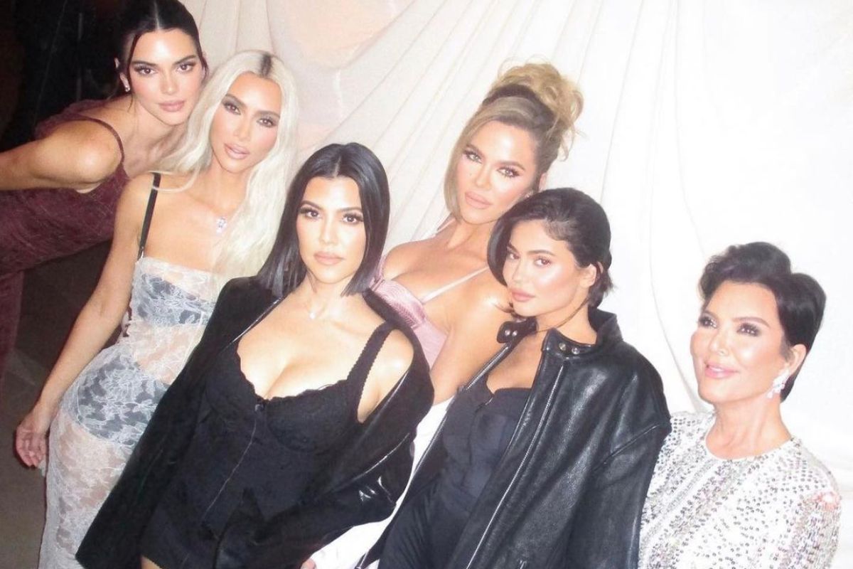 kris jenner posando com todas as filhas da família kardashian