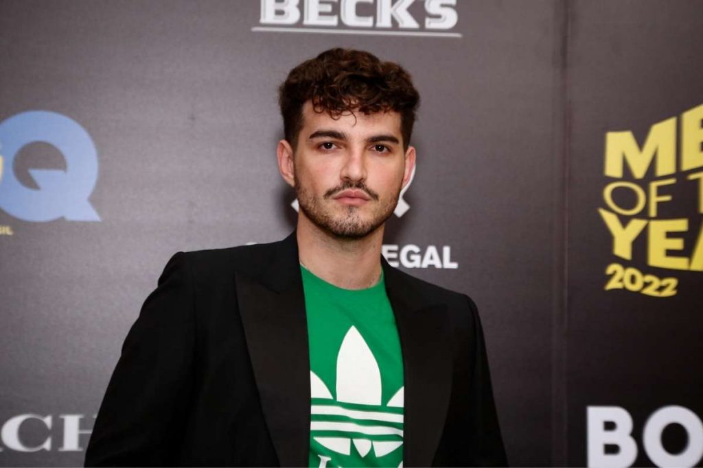 Após lucrar 30 milhões, Jão é eleito 'Homem do Ano' OFuxico