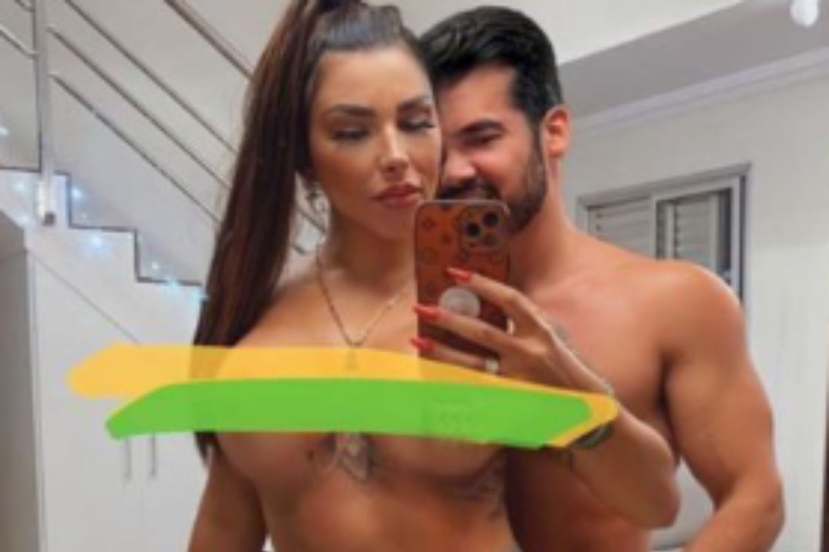 Jenny Miranda e marido posando nus após perderem aposta da Copa do Mundo 2022