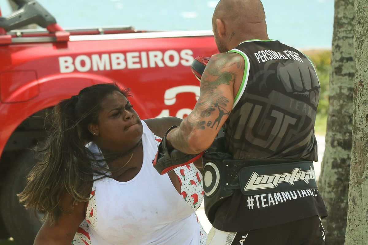 Jojo Todynho treina boxe na orla da praia, no Rio de Janeiro
