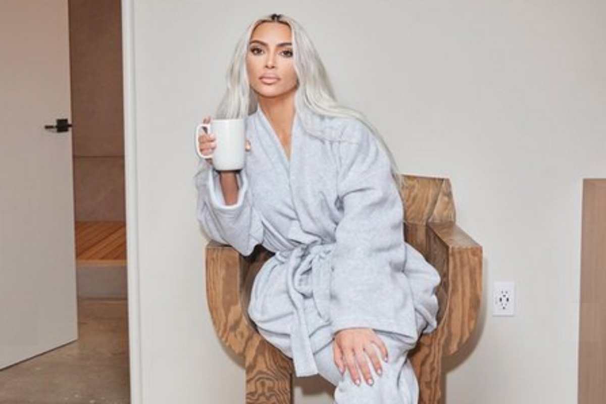 Kim Kardashian tomando café
