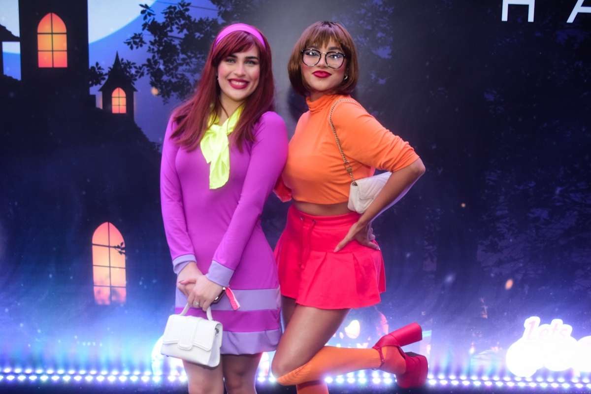 Lívian Aragão e Nanda Carol se vestiram como Dafne e Velma, personagens de Scooby-Doo