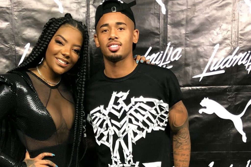 Ludmilla e Gabriel Jesus, ambos de preto, no camarim do show da cantora 