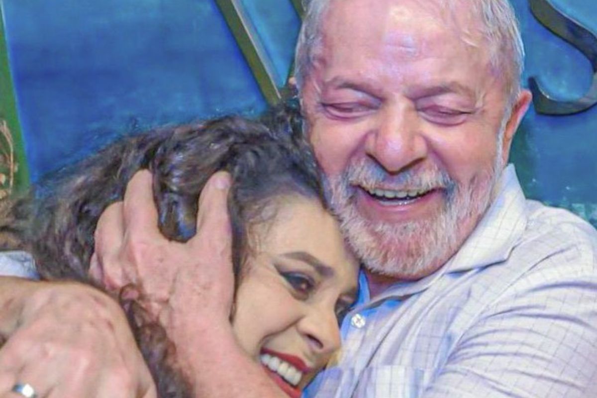 Lula e Gal Costa abraçados