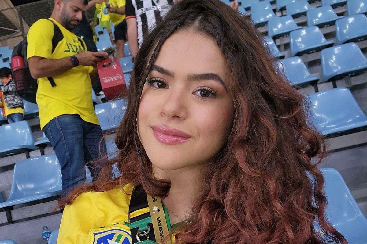 Maísa Silva dentro de estádio no Catar