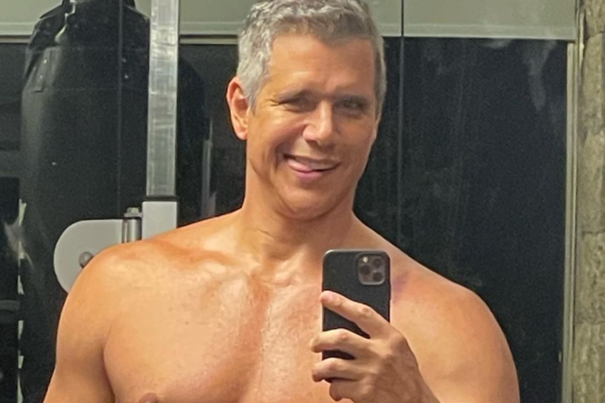 Marcio Garecia faz selfie no espelho sem camisa