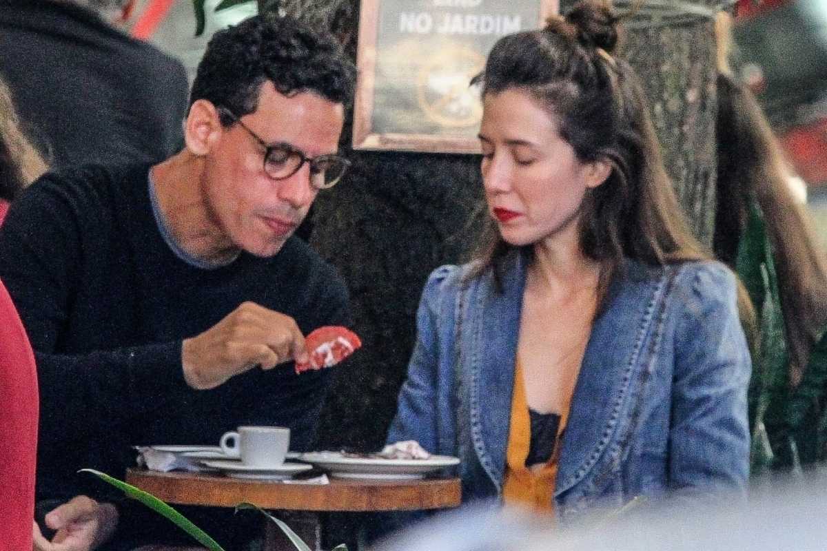 Marjorie Estiano tomando café com namorado Marcio Maranhão