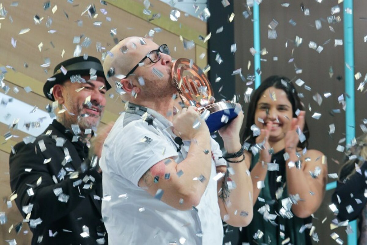 Diego beijando o troféu de campeão, sob chuva de papel picado