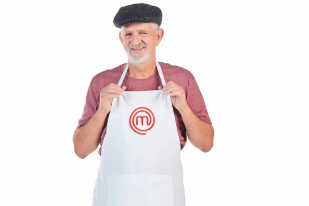 Participante Masterchef + com avental do programa