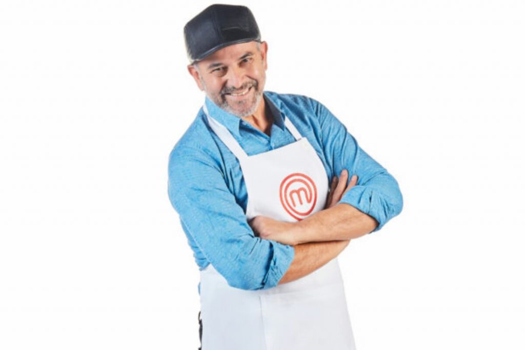 Participante Masterchef + com avental do programa