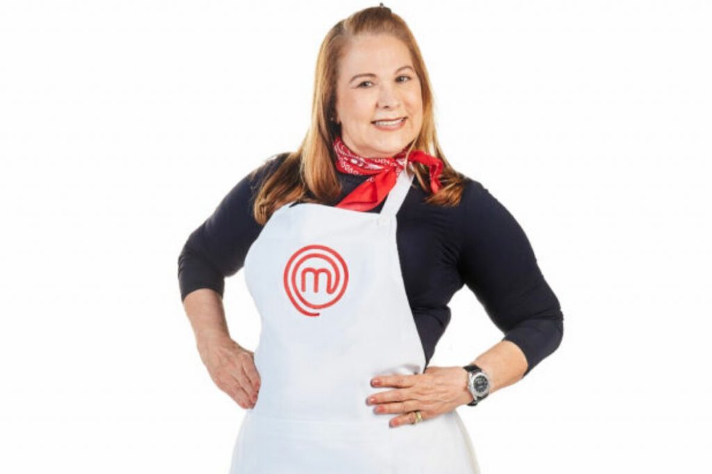 Participante Masterchef + com avental do programa