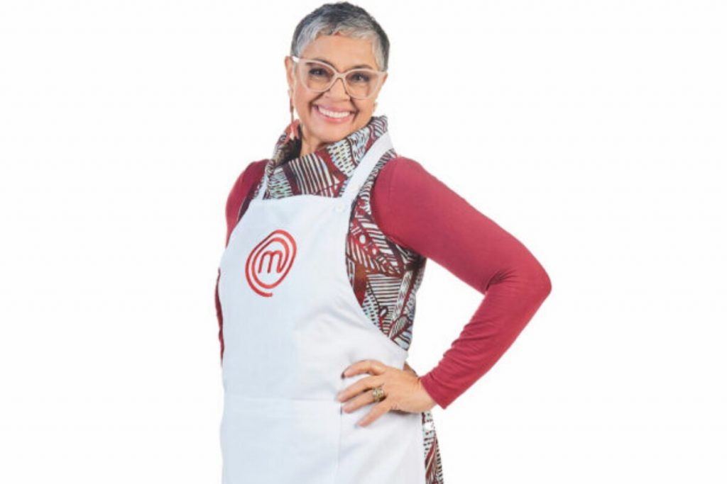 Participante Masterchef + com avental do programa