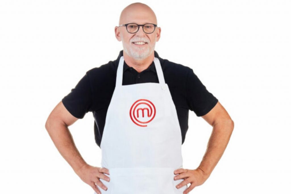 Participante Masterchef + com avental do programa