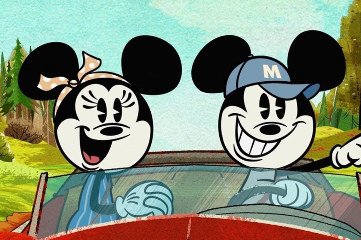minnie e mickey viajando de carro em desenho animado