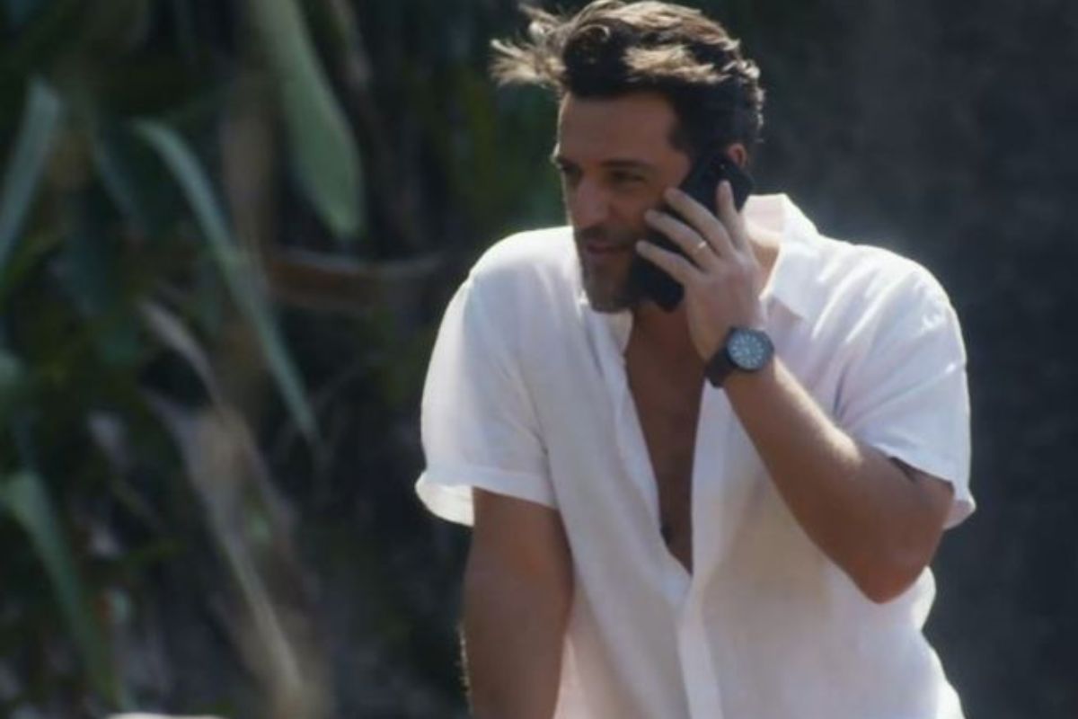Moretti (Rodrigo Lombardi) fala ao telefone, em cena de Travessia