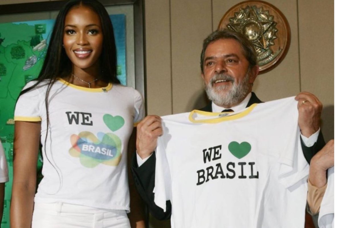 naomi campbell posando com lula segurando camisetas nós amamos o brasil
