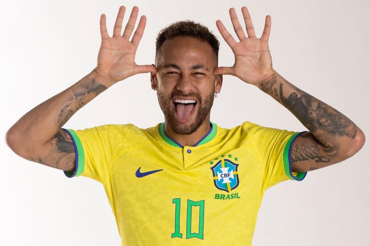 Neymar fazendo careta, vestido com a camisa da seleção