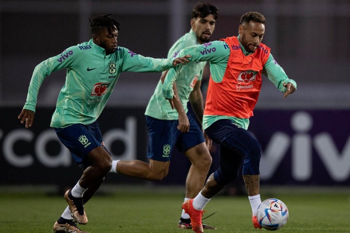 Neymar, Lucas Paquetá e outro jogador em treino da seleção