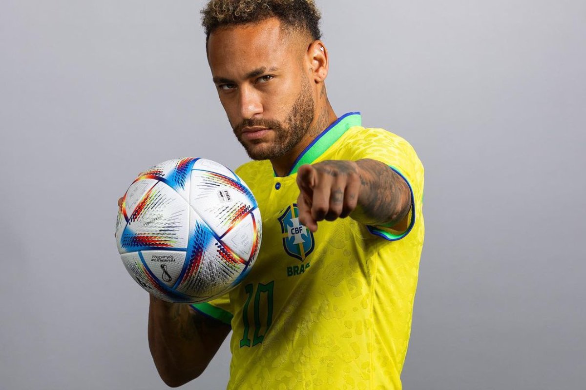 neymar posando segurando bola de futebol da copa do mundo 2022
