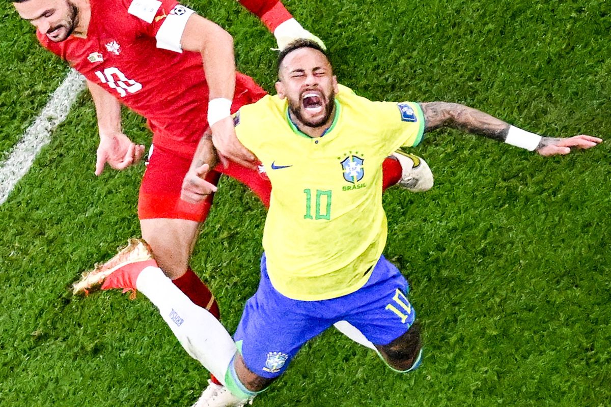 neymar caindo no chão durante jogo